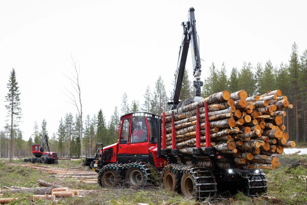 komatsu xf895 3 forestry forwarder sets new standard for heavy log hauling performance