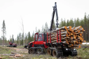 komatsu xf895 3 forestry forwarder sets new standard for heavy log hauling performance