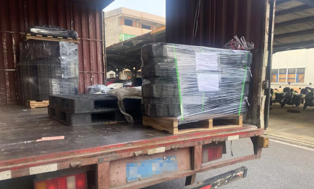 netherlands – 2 case cx36 300×52.5×88 rubber tracks shipped successfully (1)