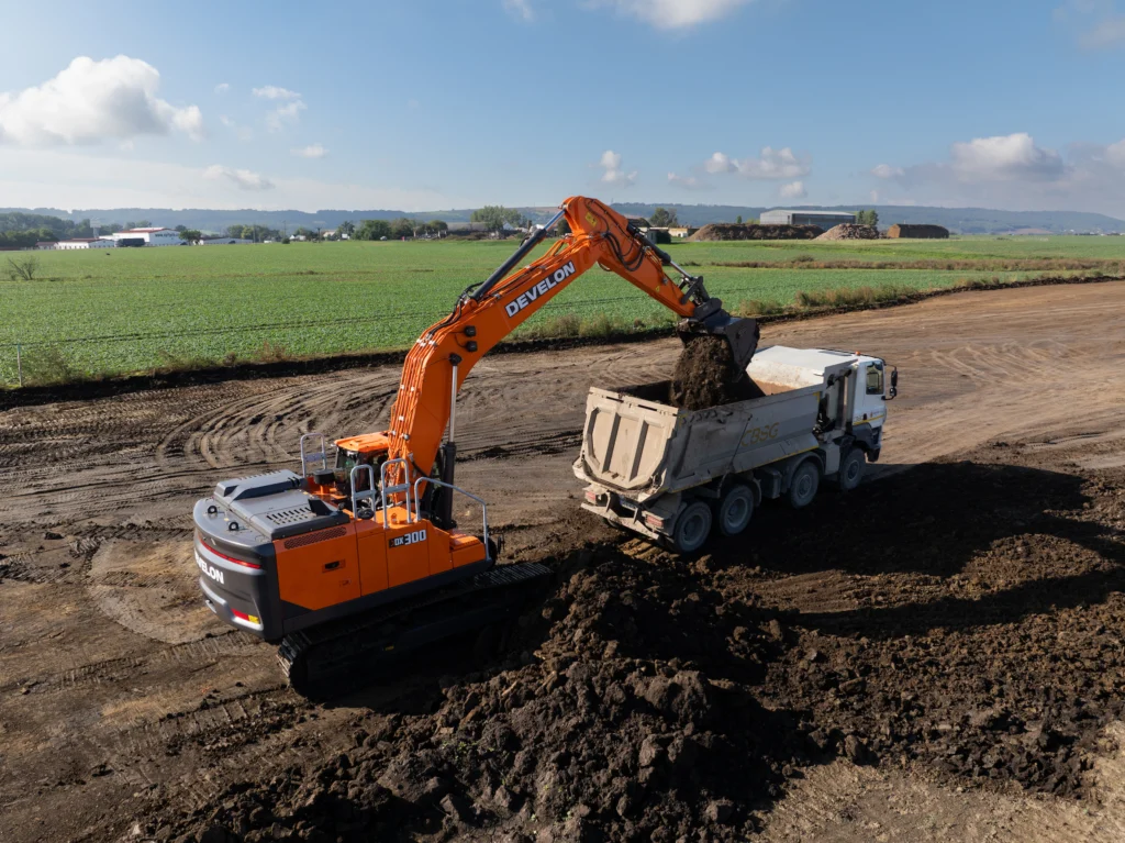 develon dx300lc 9 excavator delivers 33 ton performance with improved production efficiency